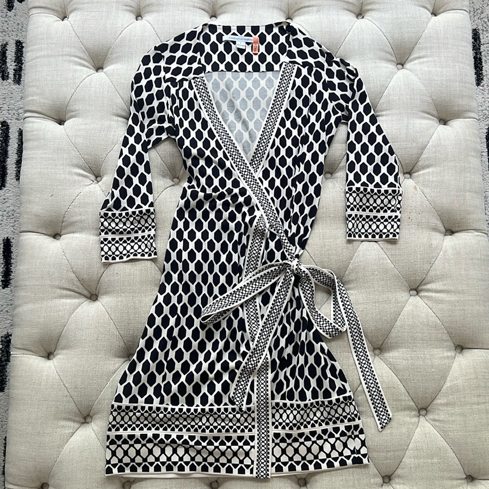 100% Sillk Diane von Furstenberg black and ivory geometric wrap dress